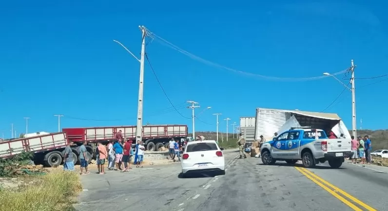 Tragédia na BA-262: Acidente entre caminhão baú e carreta deixa vítima fatal próximo ao trevo de Aracatu