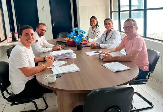 Phellipe Brito, Presidente do Consórcio Regional de Saúde de Brumado, se reúne com equipe da Policlínica