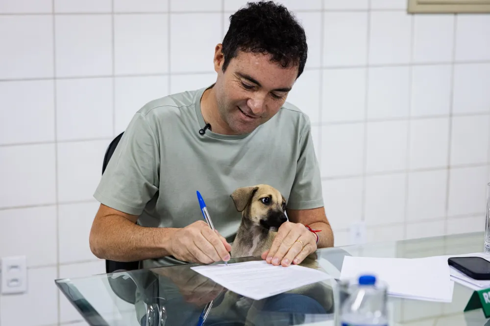 Fabrício Abrantes assina contrato para iniciar castração de cães de rua em Brumado