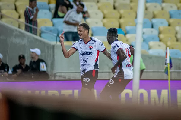 Vitória vence Fluminense e sai da Zona de Rebaixamento do Brasileirão