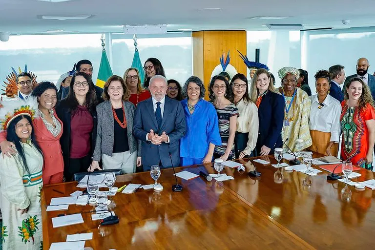 Tornozeleira para agressores e proteção a dependentes: Lula sanciona novas medidas em defesa das mulheres