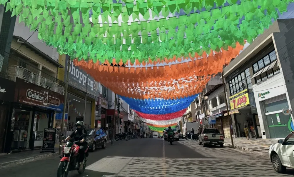 Brumado entra no clima junino com decoração especial no centro comercial