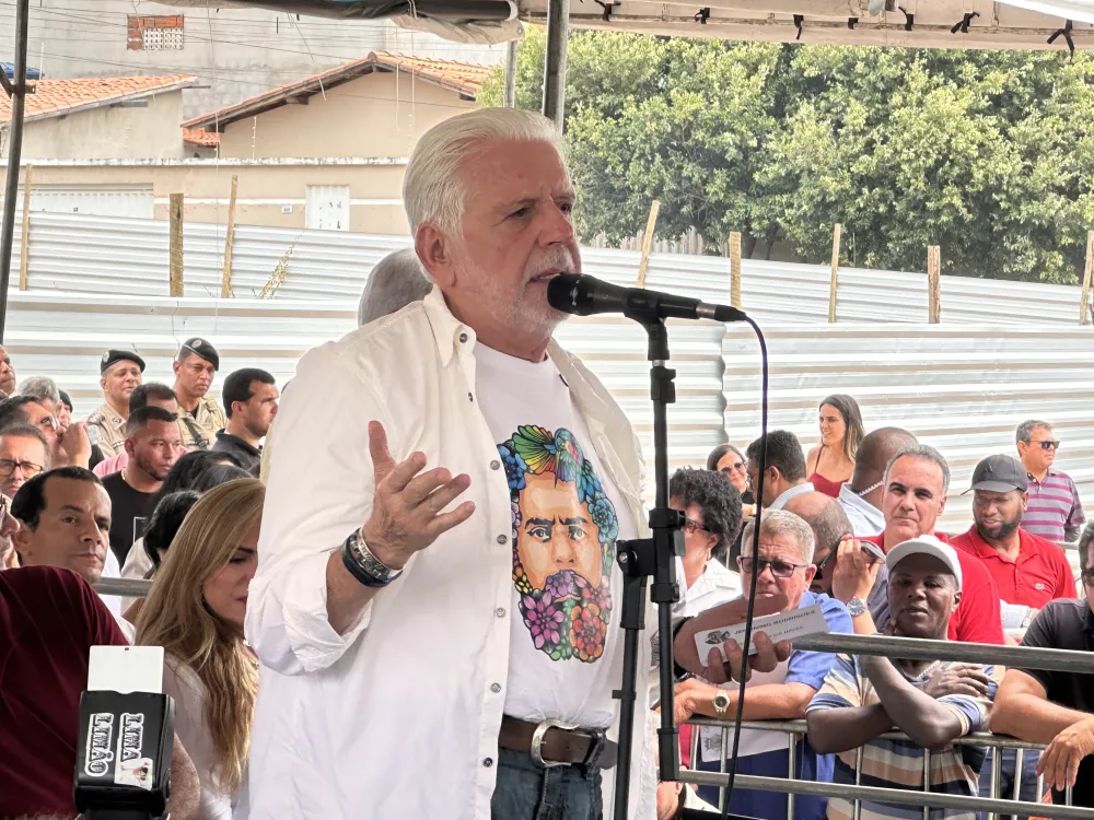 Jaques Wagner cita ‘cabeça de burro enterrada’ ao elogiar Jerônimo e Fabrício por destravarem saneamento em Brumado