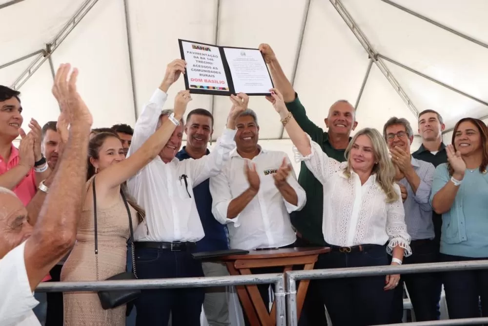 Ivana Bastos, governador e prefeito entregam mais de R$30 milhões em obras para Dom Basílio