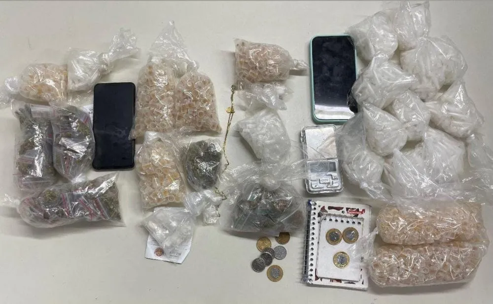 PM prende quatro homens por tráfico de drogas em Macaúbas