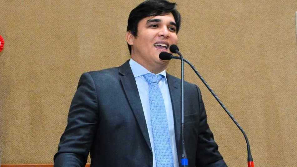 Vitor Bonfim faz indicação para construção de rodoviária em Itagi