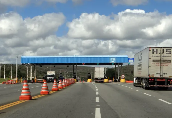 PRF alerta para cuidados necessários com as modificações no fluxo de veículos nas praças de pedágio desativadas na BR-324 e BR-116
