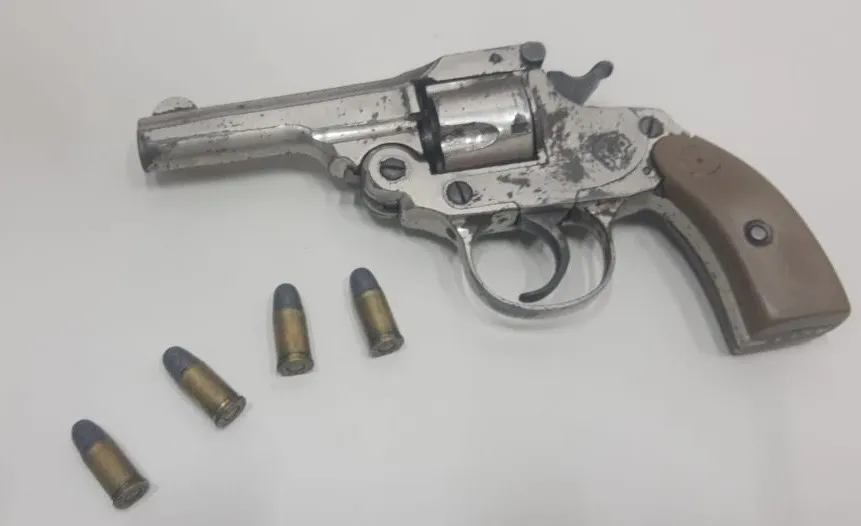 Homem é preso com revólver durante cumprimento de mandado judicial em Macaúbas
