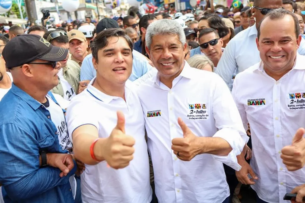 Deputado Vitor Bonfim participa do cortejo do 2 de Julho ao lado do governador Jerônimo e do vice Geraldo Júnior