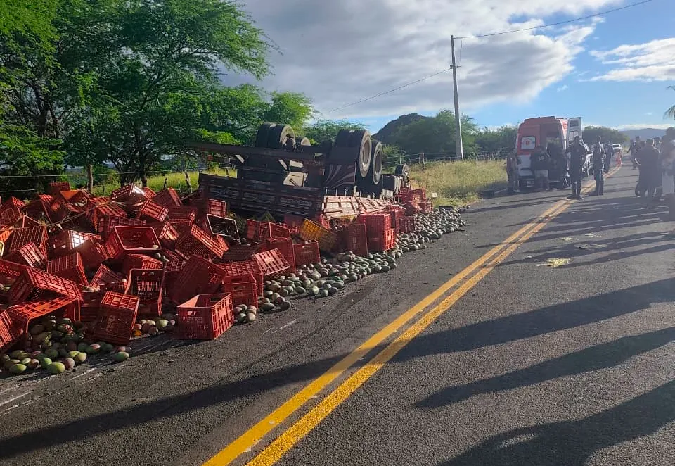 Motorista morre após tombamento de caminhão em Paramirim