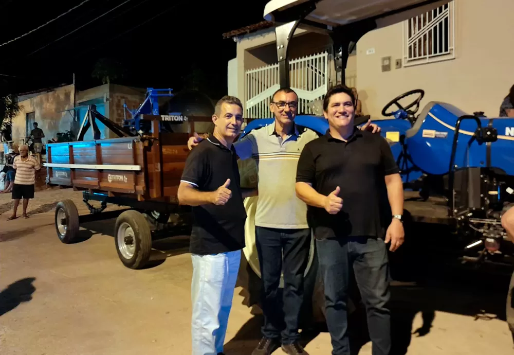 Brumado: Guilherme Bonfim fortalece agricultura em Cristalândia ao entregar Trator Agrícola para Associação