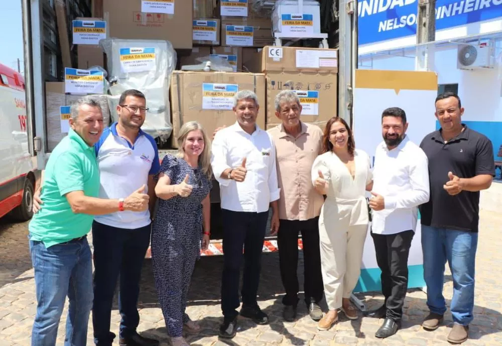 Ivana Bastos entrega um caminhão de equipamentos de saúde para Feira da Mata