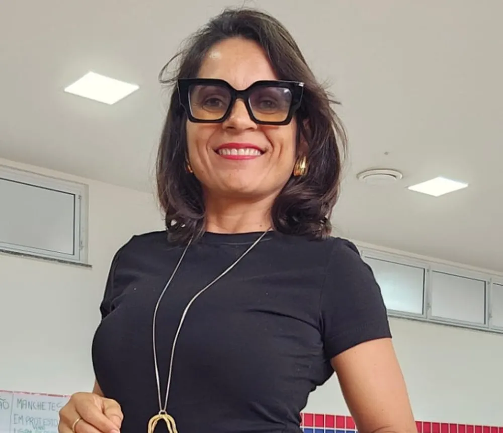 Professora da rede estadual é aplaudida e homenageada por alunos após acertar tema da redação do Enem na Bahia