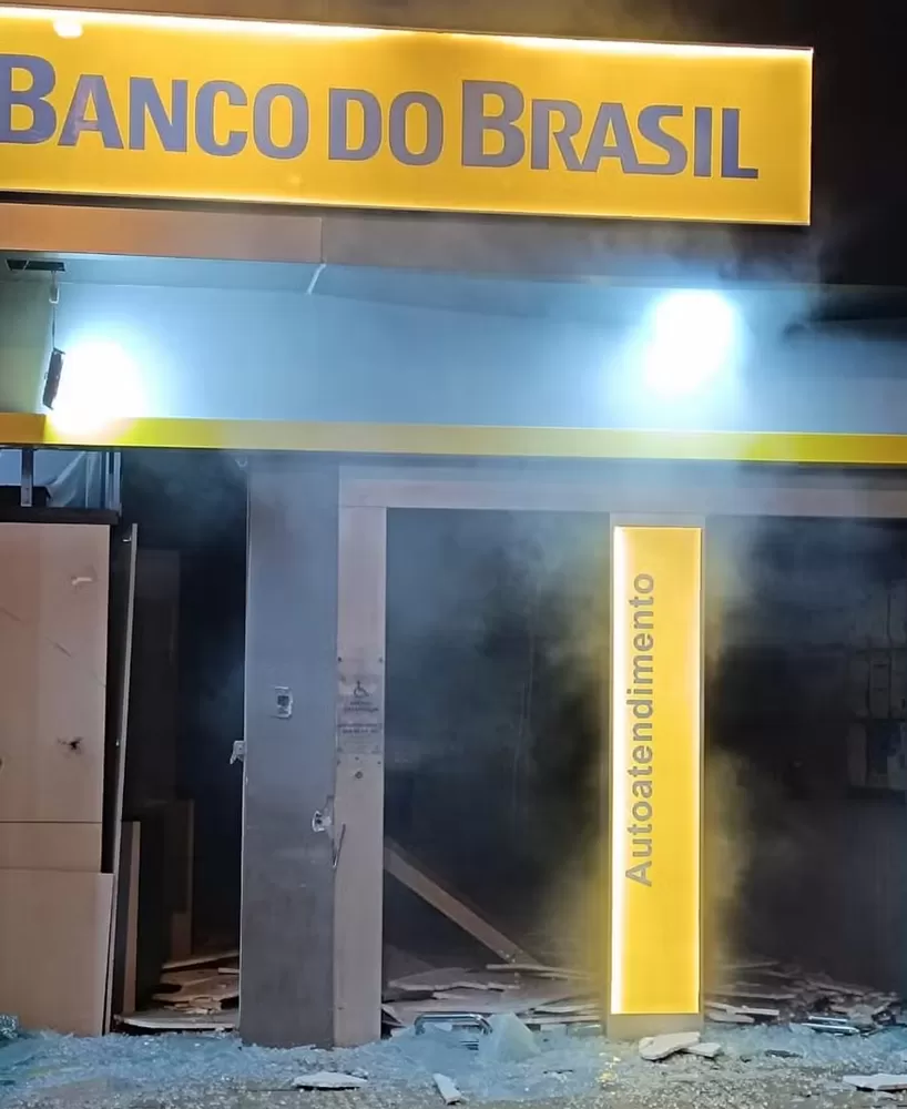 Criminosos explodem caixas eletrônicos e atacam pelotão da PM no interior da Bahia