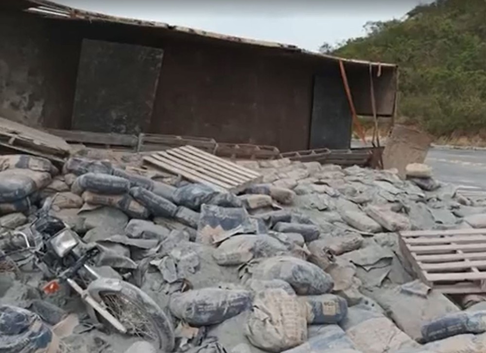 Licínio de Almeida: Caminhão tomba e carga de cimento atinge motociclista