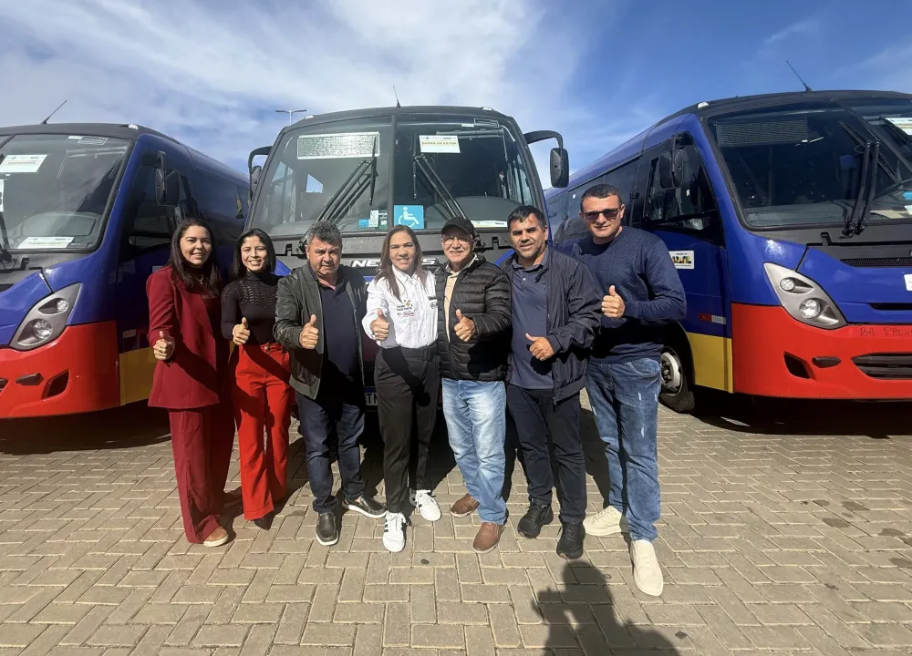 Prefeito Wilson do Café recebe novo micro-ônibus para reforçar transporte de pacientes em Barra da Estiva