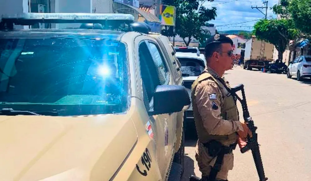 Homem é detido após agredir esposa e a própria mãe e desacatar policiais em Aracatu