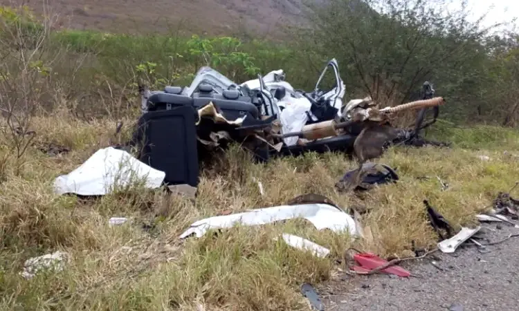 Mãe e filha morrem após carro bater de frente com caminhão na BR-116, no sudoeste da Bahia