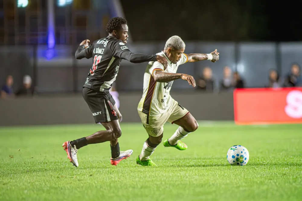 Vasco vence o Vitória por 1 a 0 mesmo com um jogador a menos e abre vantagem na Copa do Brasil