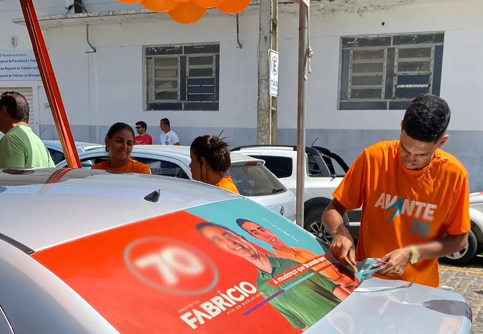 Eleições 2024: Fabrício Abrantes realiza adesivaço na Praça do Jurema