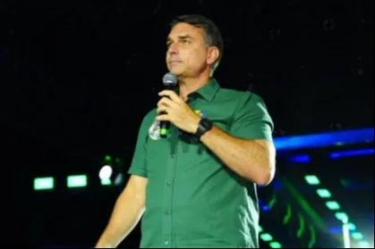 Aliados relatam que Flávio Bolsonaro deixou o Brasil com a esposa e as filhas, segundo a CNN Brasil