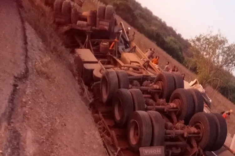 Tragédia na BA-142: Acidente Fatal Tira a Vida de Pai e Filho em Sussuarana