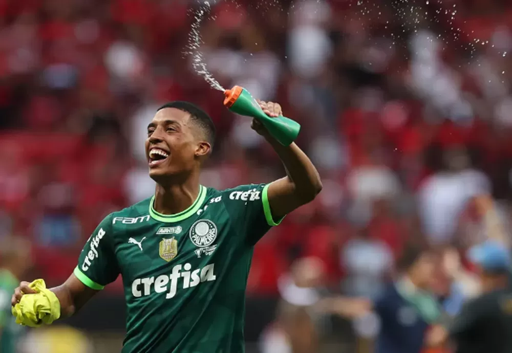 Vanderlan, do Palmeiras, celebra títulos pensando em futuro documentário sobre sua trajetória