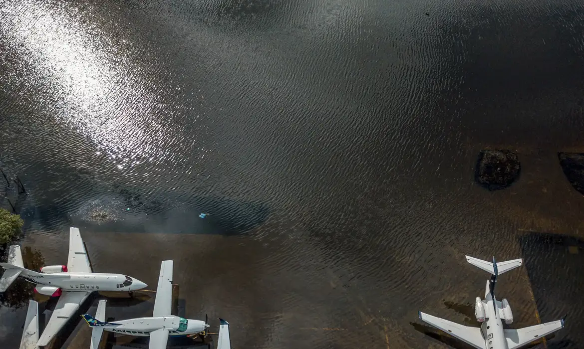 Aeroporto Salgado Filho em Porto Alegre retomará embarque e desembarque na segunda-feira