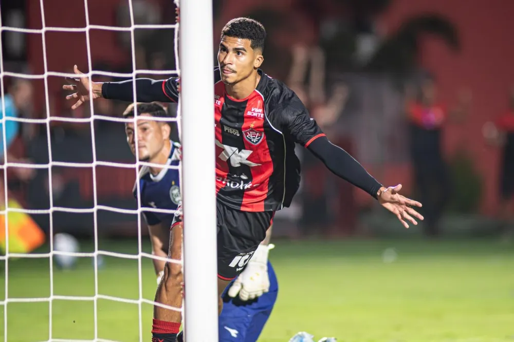 Vitória goleia o Coritiba por 4 a 1 no Barradão e entra no G-8 da Série A