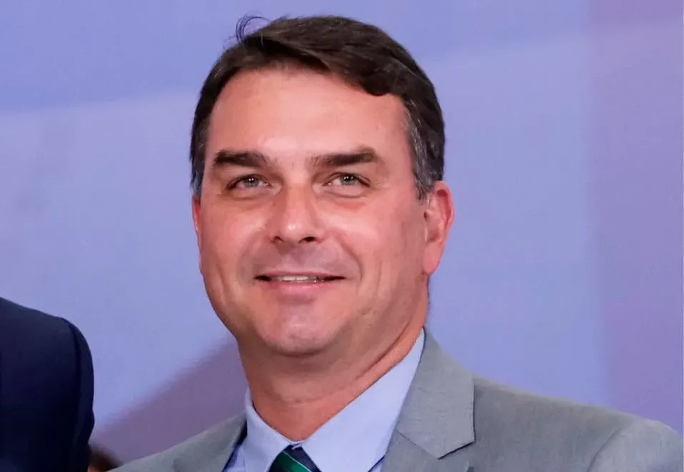 Flávio Bolsonaro não consegue registrar candidatura após aparecer filiado ao partido Missão