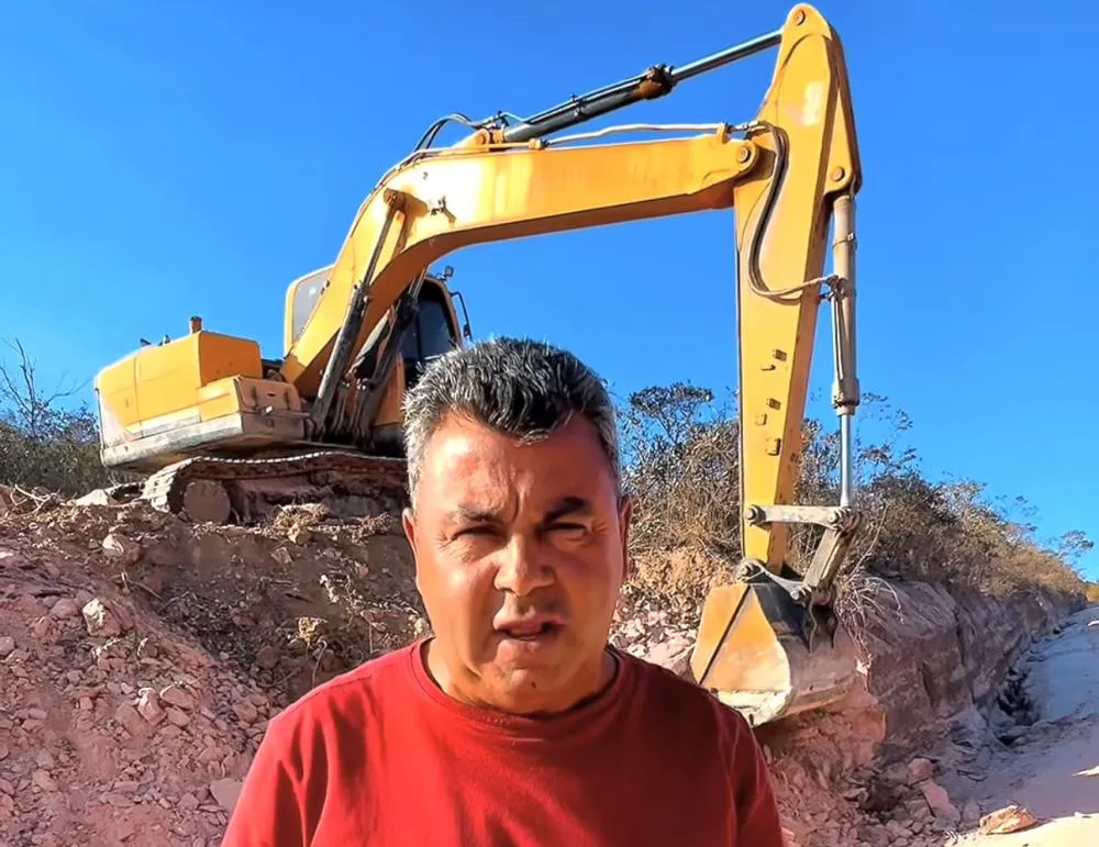 Prefeito de Barra da Estiva acompanha serviços de patrolamento e alargamento de estradas