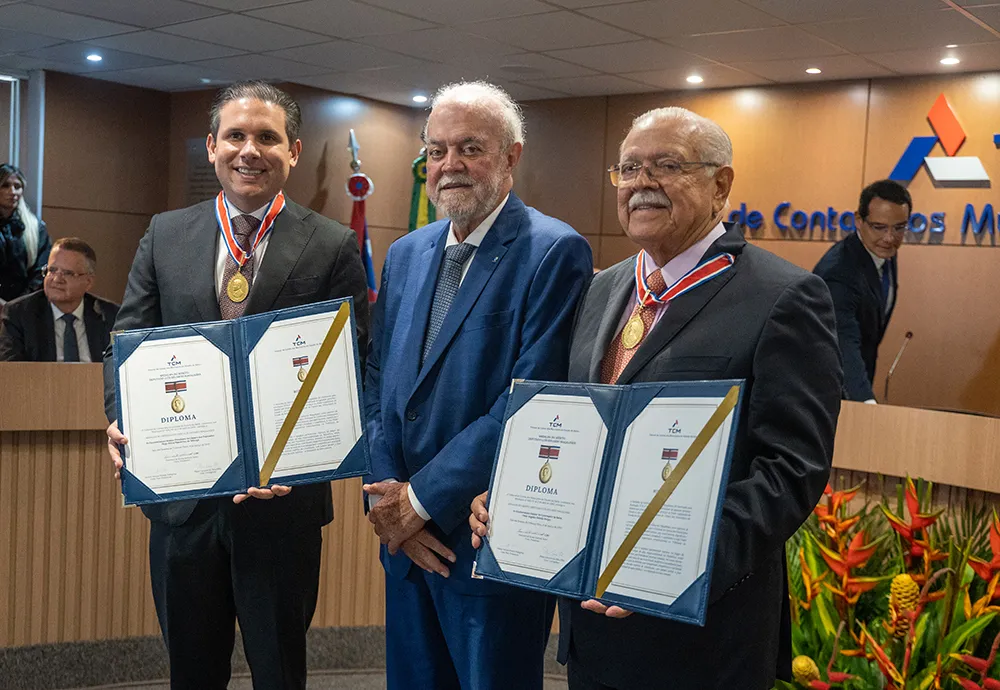 Presidente da Câmara dos Deputados, Hugo Motta recebe Medalha Luís Eduardo Magalhães do TCM da Bahia