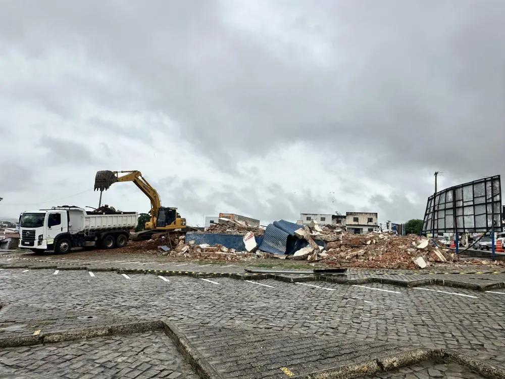 Prefeitura de Brumado conclui demolição do antigo prédio da Cesta do Povo