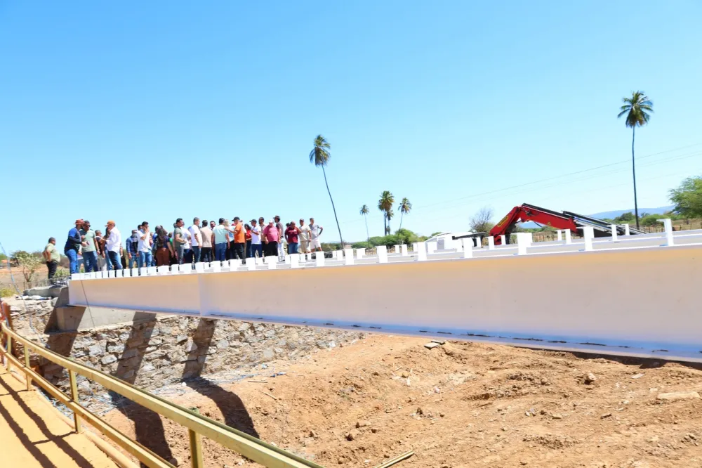 Prefeita Joanina Sampaio visita obra da ponte do Tabuleiro em Livramento de Nossa Senhora