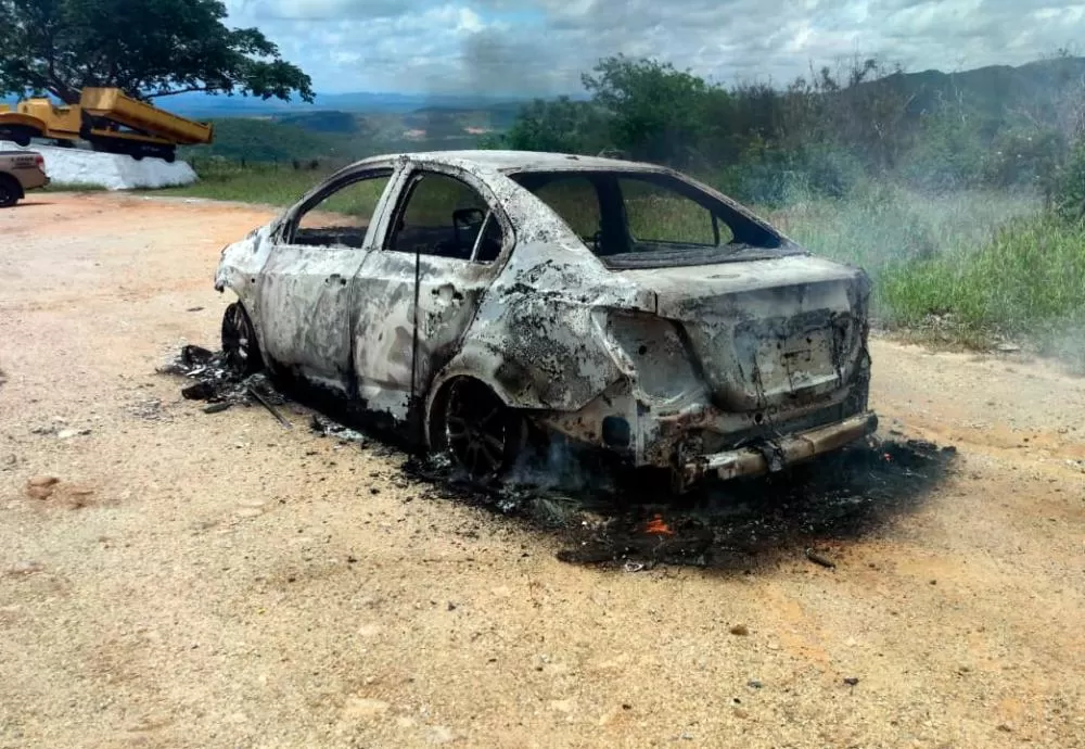 Incêndio devasta veículo na BA-262, na Serra dos Pombos, entre Anagé e Vitória da Conquista