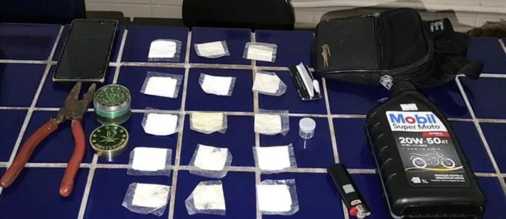 Homem é preso por tráfico de drogas e moto adulterada em Caturama