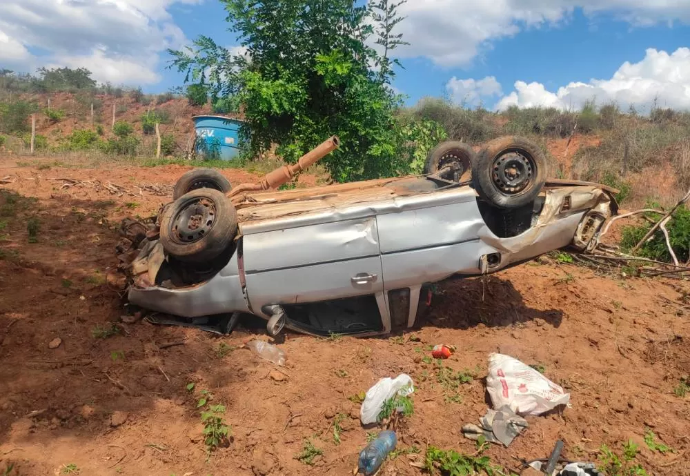 Veículo capota na BA-156 , trecho Licínio de Almeida X Mortugaba