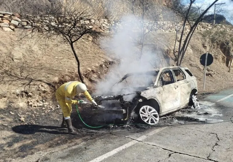 Carro pega fogo na BA-148 e incêndio atinge vegetação na Serra das Almas