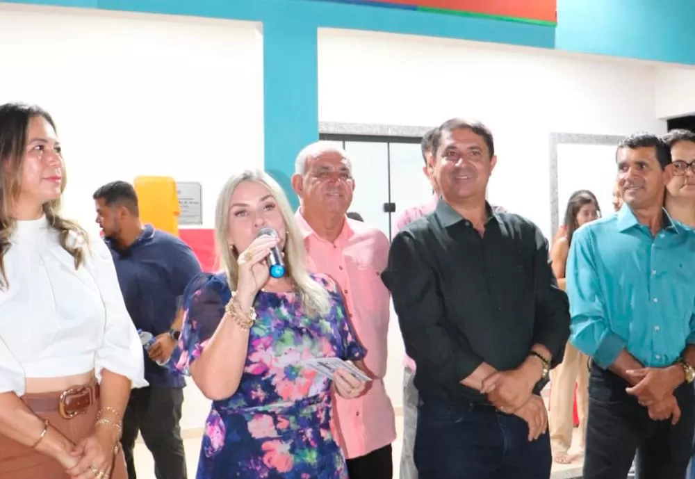 Ivana e Beto de Preto Neto entregam escola em distrito de Malhada de Pedras
