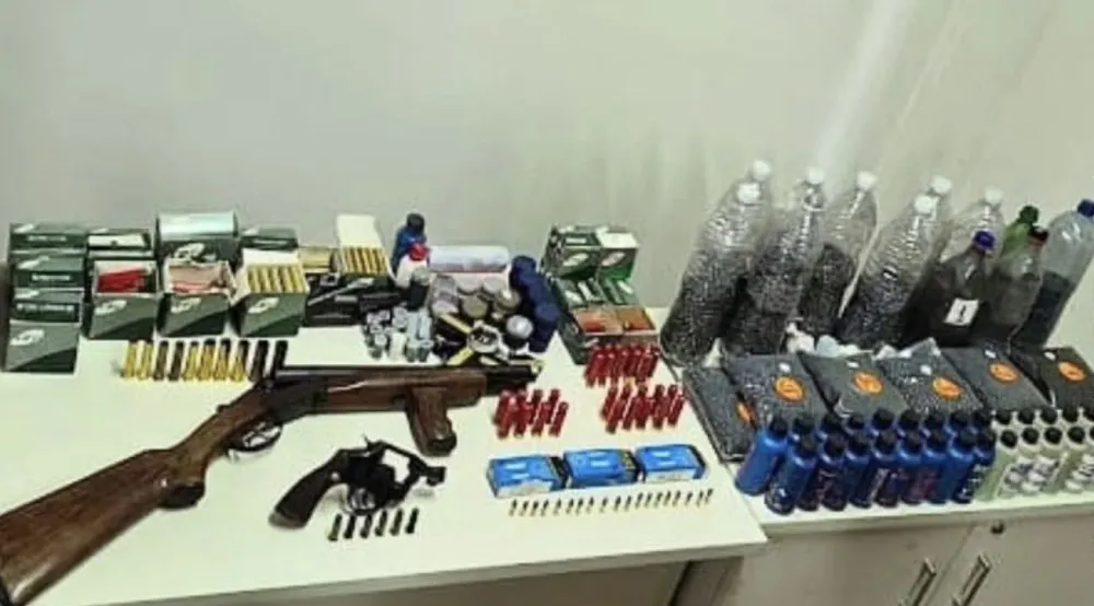 PMBA apreende armas e grande quantidade de munições ilegais em Oliveira dos Brejinhos