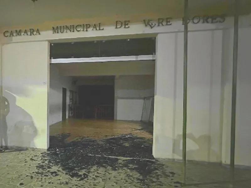 Homem é detido em flagrante após depredar antiga sede da Câmara de Vereadores em Contendas do Sincorá