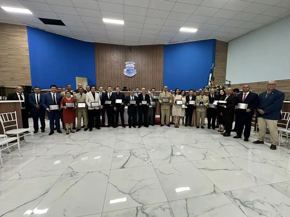 Câmara de Brumado concede 24 honrarias e encerra ano legislativo com sessão solene