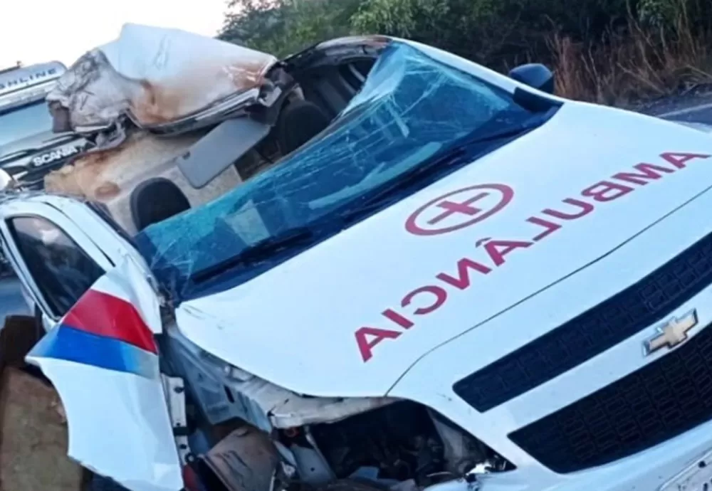 Ambulância e carreta colidem na BR-430 entre Caetité e Igaporã; duas pessoas ficam feridas