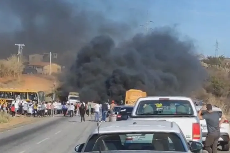 Moradores da comunidade da Lagoinha bloqueiam a BA-262 na Serra dos Pombos