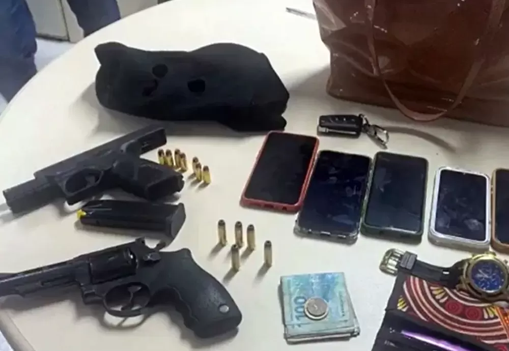 Troca de tiros em rodovia na BA termina com morte de suspeito que tentou roubar carro plotado com símbolos do Governo