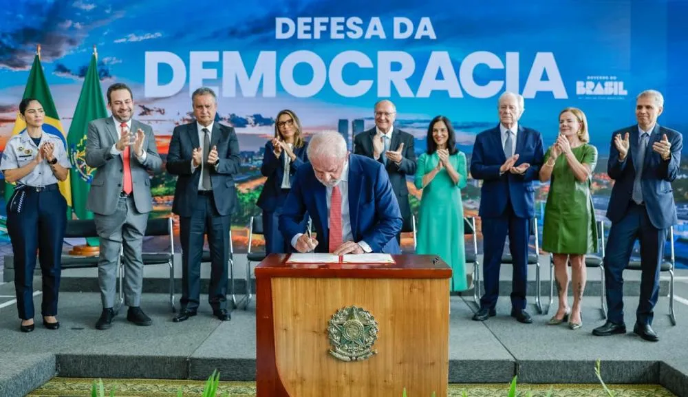 Em ato em defesa da democracia, Lula veta o chamado ‘PL da Dosimetria‘