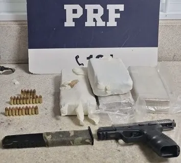 Armado e com drogas na bagagem: PRF flagra passageiro com pistola e mais de 3 kg de crack em ônibus na BR-116