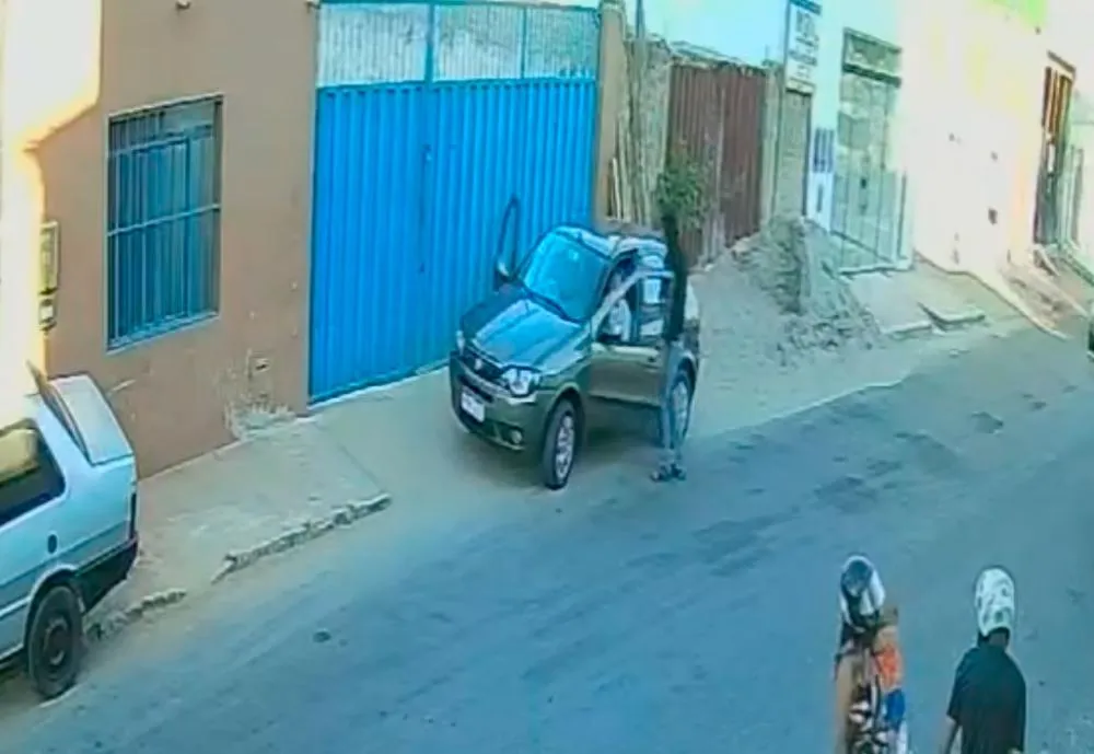 Veículo é tomado de assalto no centro de Ituaçu nesta segunda-feira