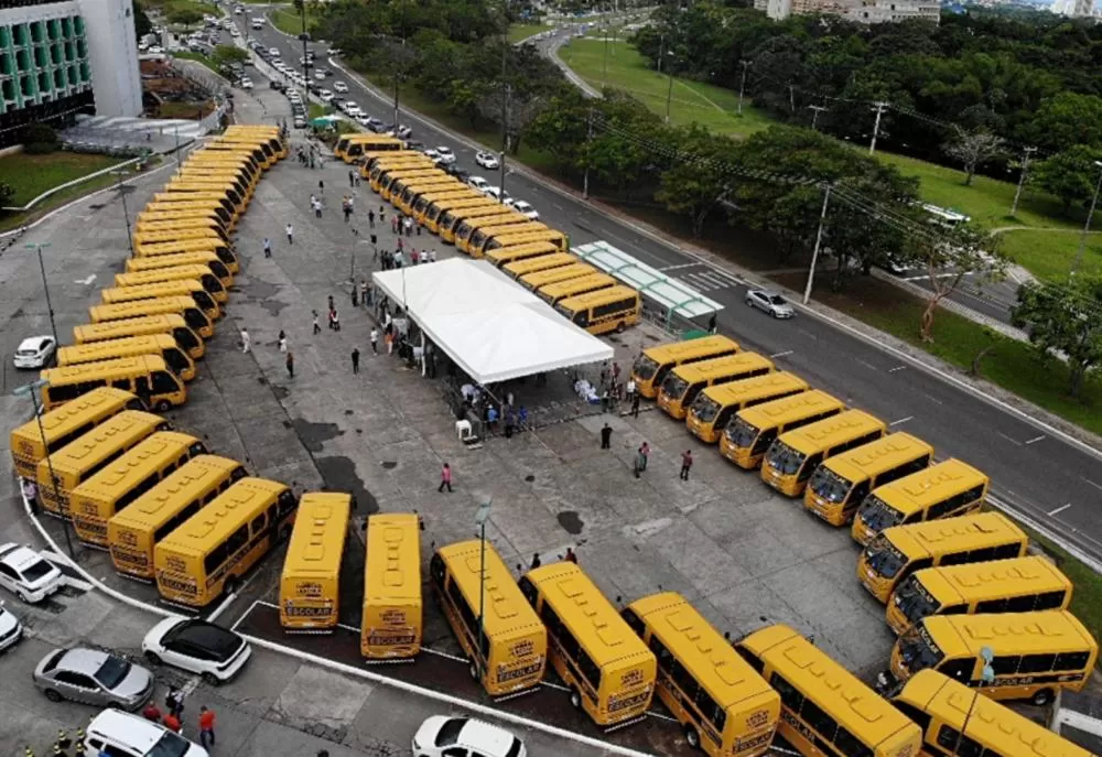 Com investimento de R$ 15,5 milhões, Governo da Bahia entrega 65 novos ônibus escolares para prefeituras