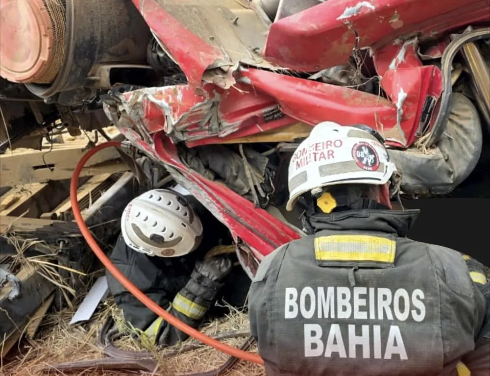 Bombeiros atuam em capotamento de caminhão com vítima fatal na Serra de Inhobim